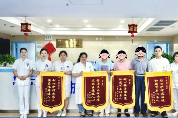 医术精湛祛病痛，医患情深赠锦旗——两例乳腺癌患者完成全程治疗顺利出院